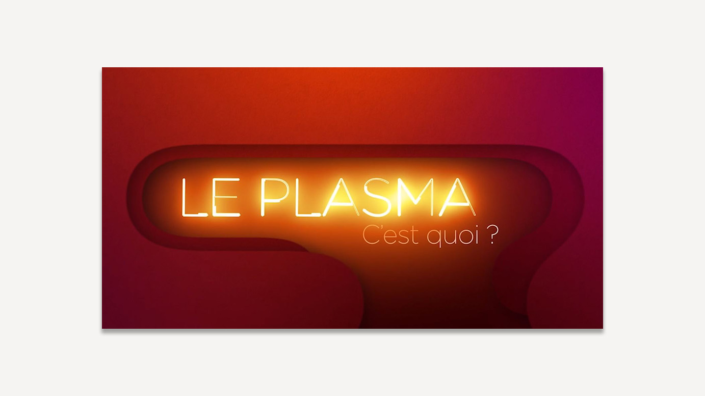 Titre stylisé « Le plasma, c'est quoi ? » en effet lumineux façon néon sur fond dégradé rouge et orange.