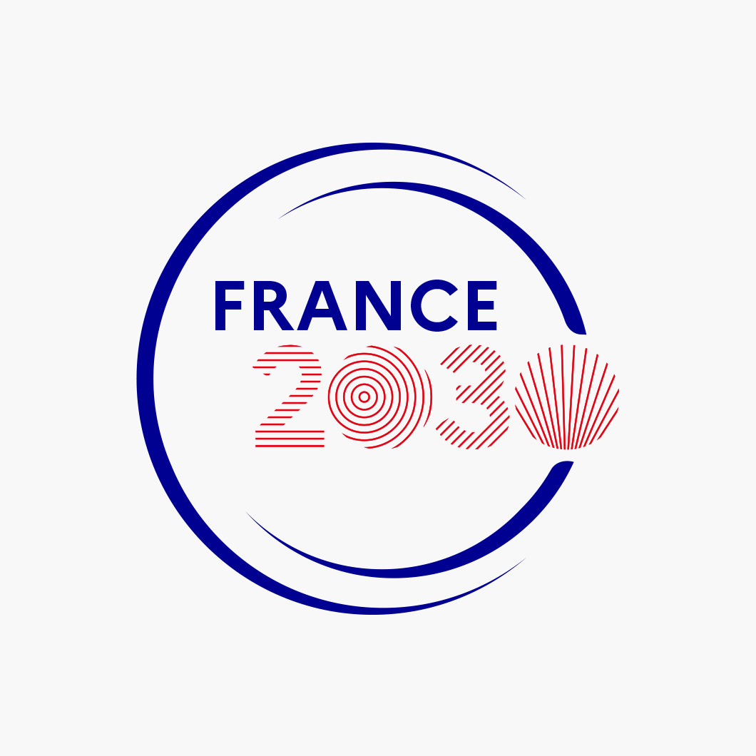 Logo circulaire bleu et rouge. Texte : « France 2030 », avec un cercle bleu incomplet et des motifs graphiques stylisés (cercles concentriques, hachures, éventail) en rouge.