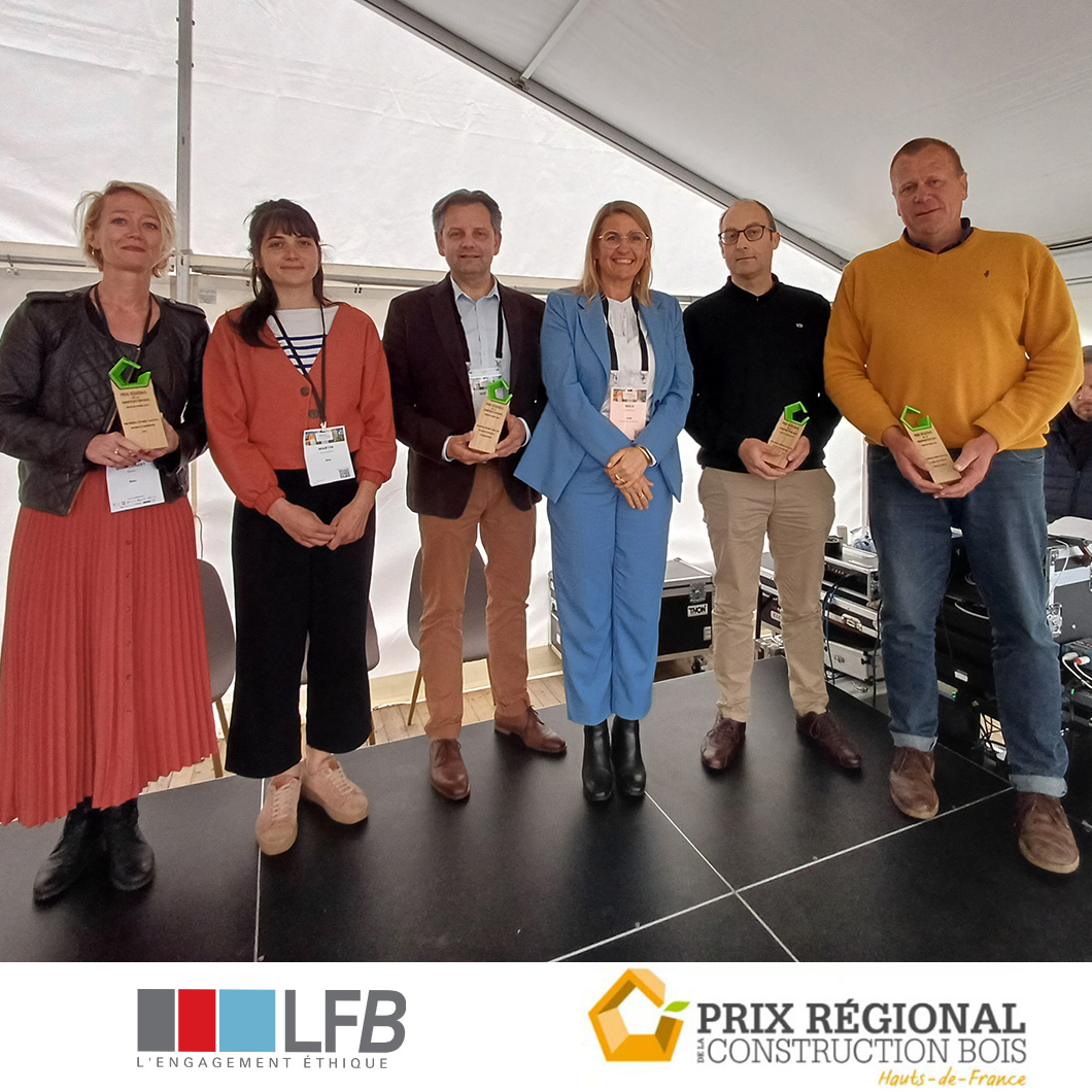 Groupe de six personnes posant sous un chapiteau, chacune tenant un trophée en bois de forme géométrique. Logos LFB « L'engagement éthique » et « Prix régional de la construction bois, Hauts-de-France » en bas de l'image.