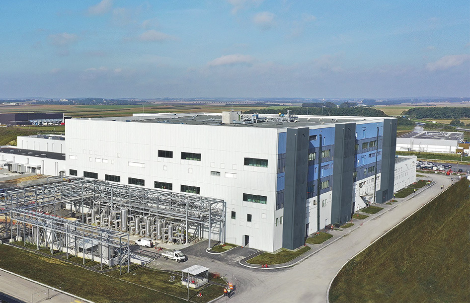 Vue aérienne d’un site industriel du Groupe LFB, avec ses bâtiments de production et ses équipements industriels.