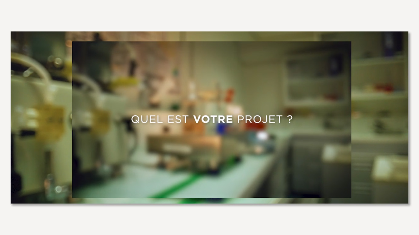 Vue floutée d'un laboratoire avec des équipements scientifiques sur une paillasse. Texte superposé : « Quel est votre projet ? ».