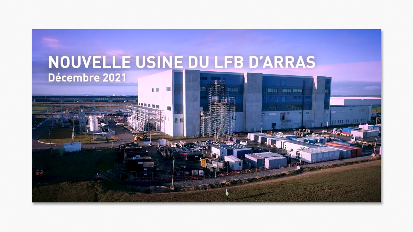 Nouvelle usine du LFB d'Arras en décembre 2021, vue aérienne avec bâtiments modernes et installation industrielle, sous un ciel nuageux.