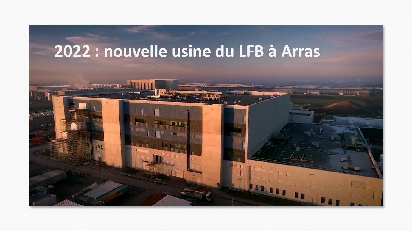 Nouvelle usine du LFB à Arras en 2022, vue aérienne du bâtiment industriel moderne avec des zones de construction encore visibles, sous un ciel nuageux.