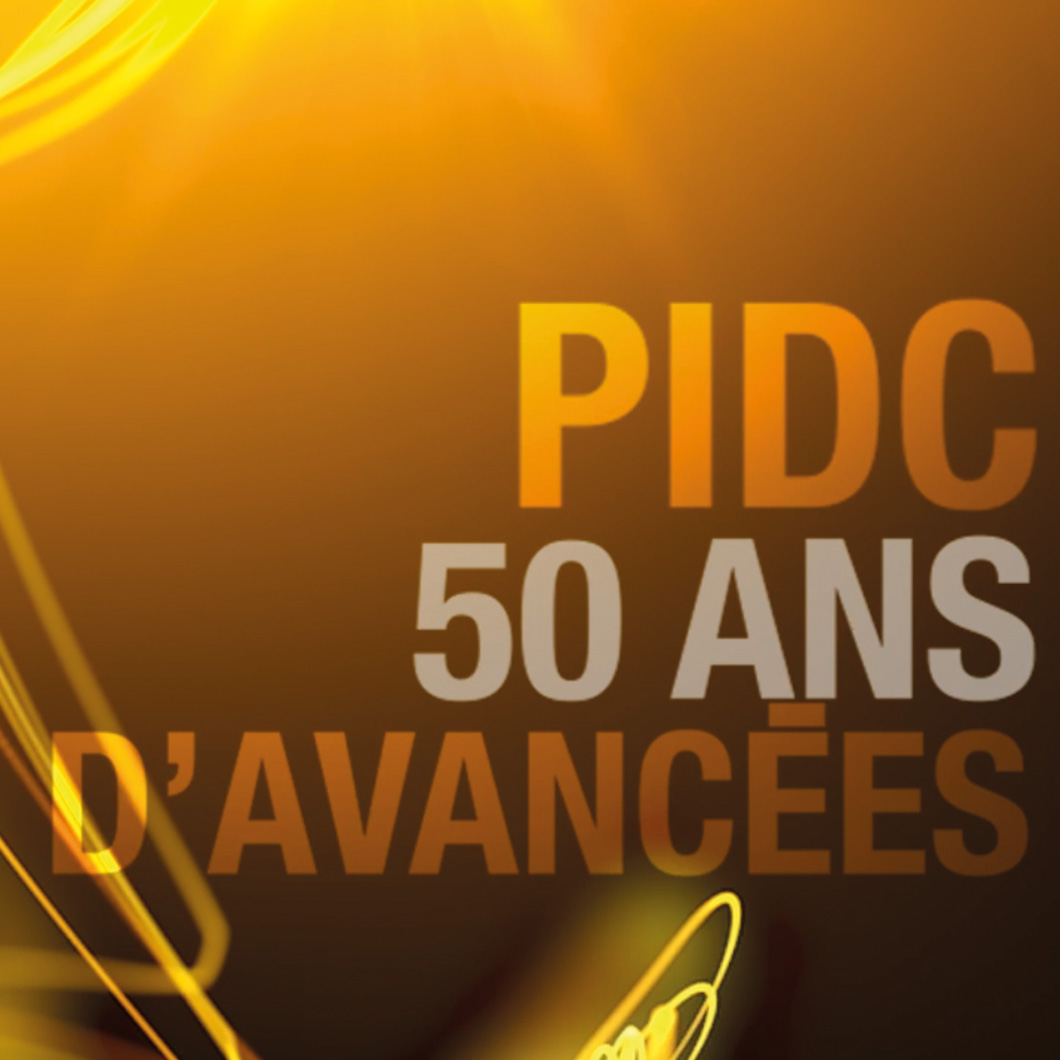 Visuel sur fond doré avec traits de lumière dynamiques. Texte : « PIDC, 50 ans d'avancées ».