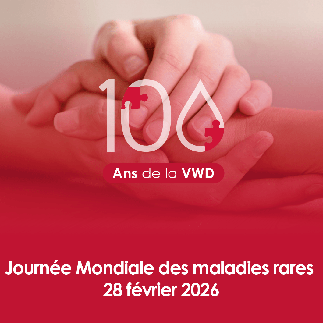 Deux mains tenant délicatement une autre main, sur fond dégradé rouge. Symbole « 100 » stylisé avec une pièce de puzzle et une goutte, accompagné du texte « Ans de la VWD ». Texte : « Journée Mondiale des maladies rares, 28 février 2026 ».
