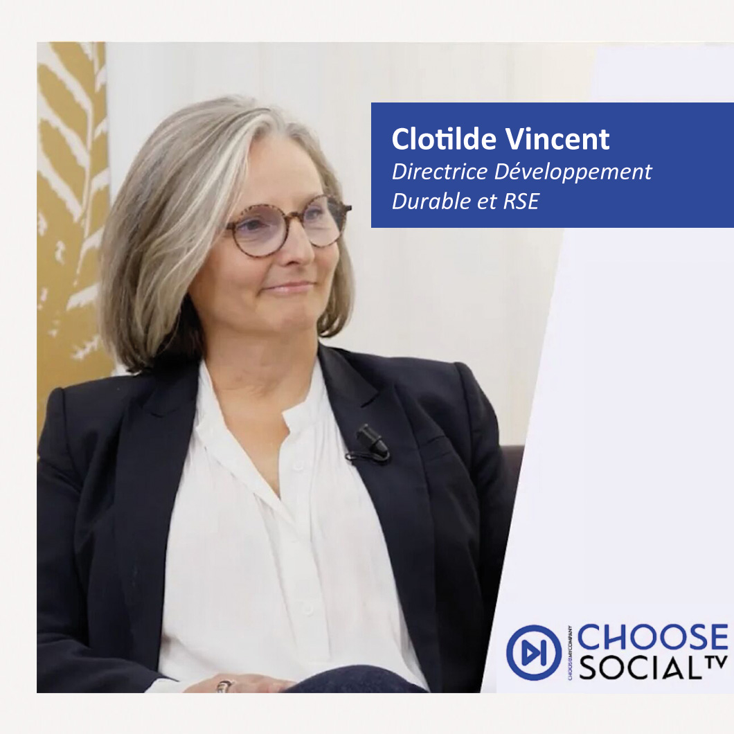 Photo de Clotilde Vincent, Directrice Développement Durable et RSE, assise, portant un micro-cravate, lors d'une interview. Logo Choose Social TV en bas à droite.