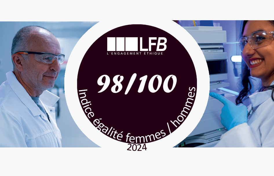 Photo de deux personnes en blouse blanche de laboratoire, un homme à gauche et une femme à droite portant des lunettes de protection, travaillant près d'un appareil scientifique. Au centre, badge circulaire violet foncé du logo LFB « L'engagement éthique » avec le texte « 98/100, Indice égalité femmes / hommes, 2024 ».