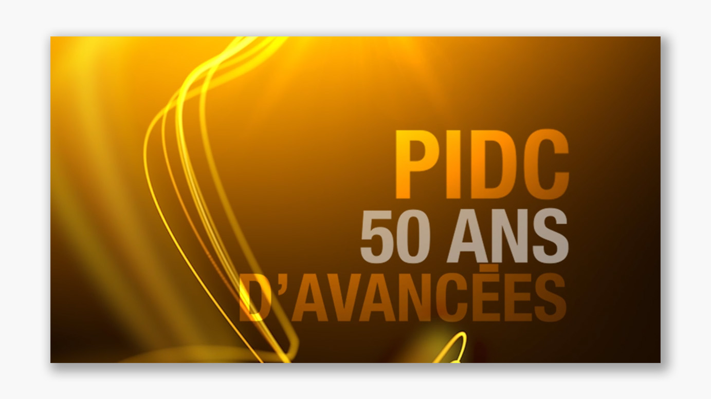 Visuel sur fond doré avec traits de lumière dynamiques. Texte : « PIDC, 50 ans d'avancées ».